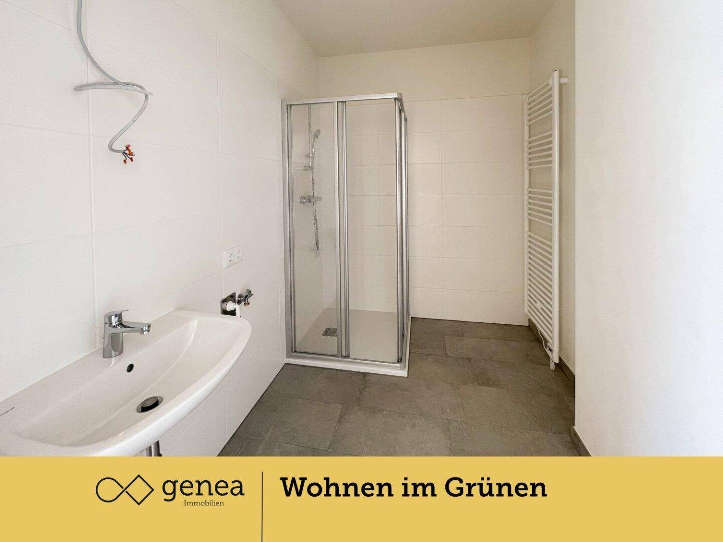 Modernes Badezimmer mit Duschkabine, Waschbecken und beheiztem Handtuchhalter.