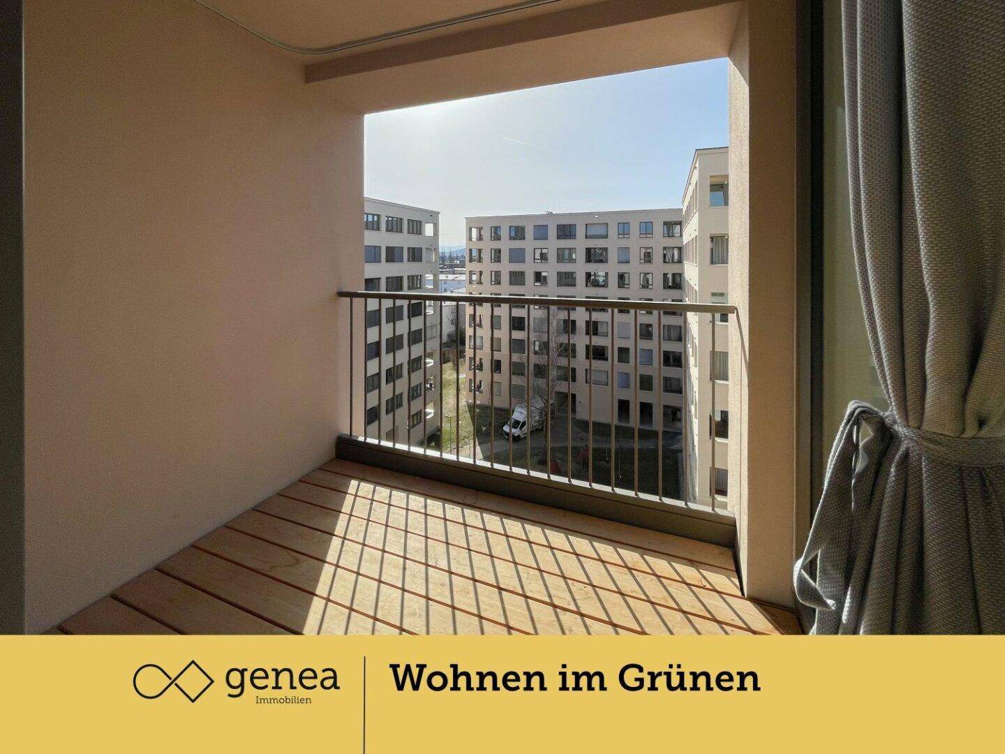 Überdachte Loggia mit Holzboden und Blick auf die umliegenden Wohngebäude.