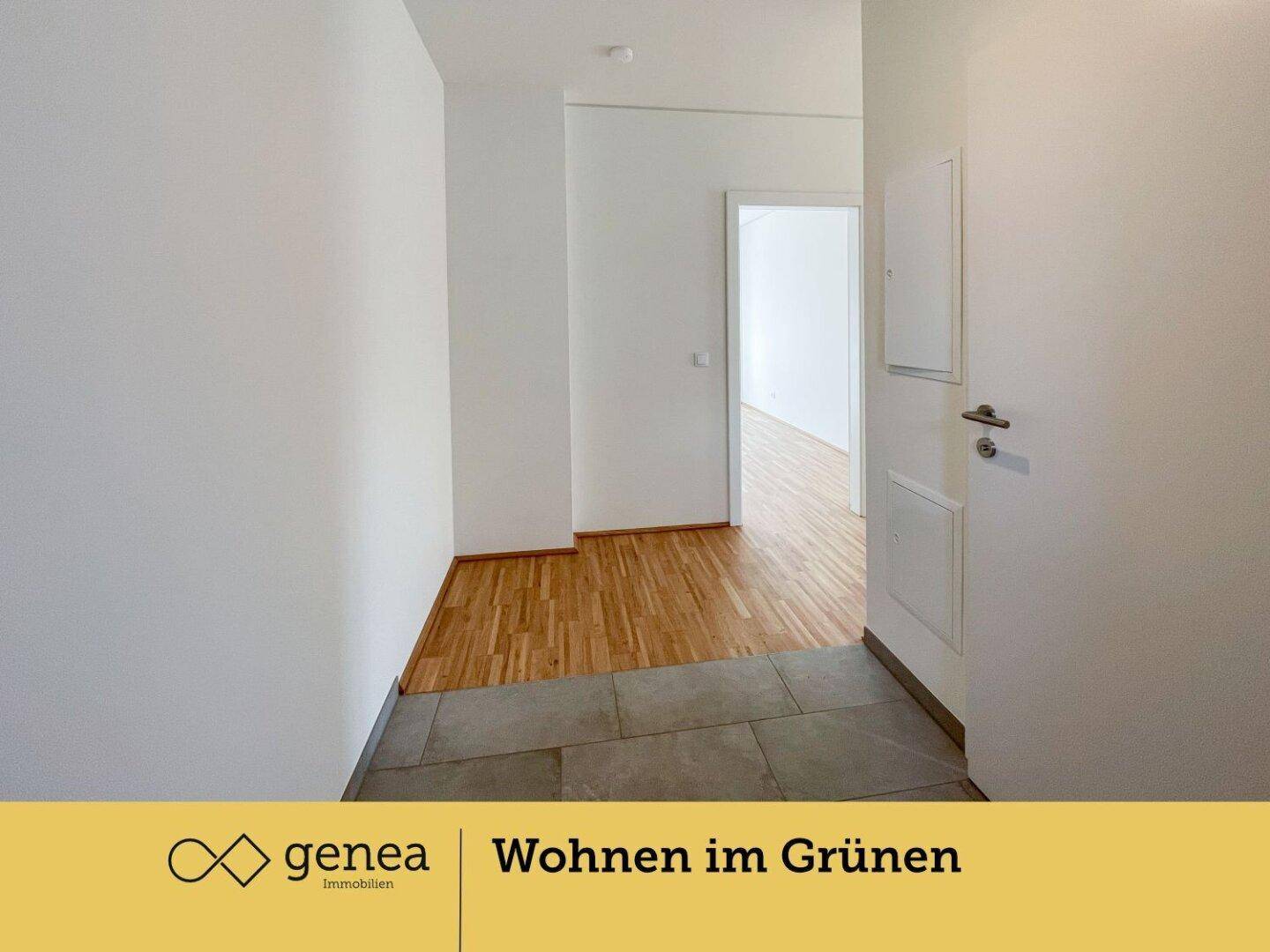 Heller Eingangsbereich mit Holzboden und Fliesen, der zu den weiteren Räumen führt.