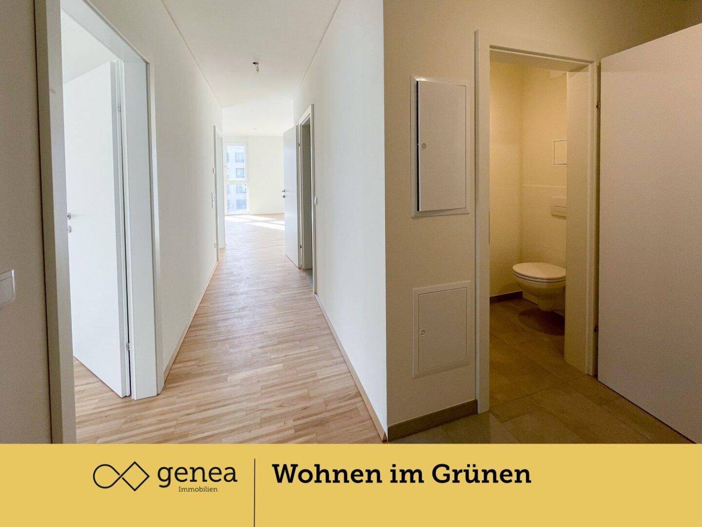 Langer Flur mit hellem Holzboden, der verschiedene Zimmer und ein Badezimmer verbindet.