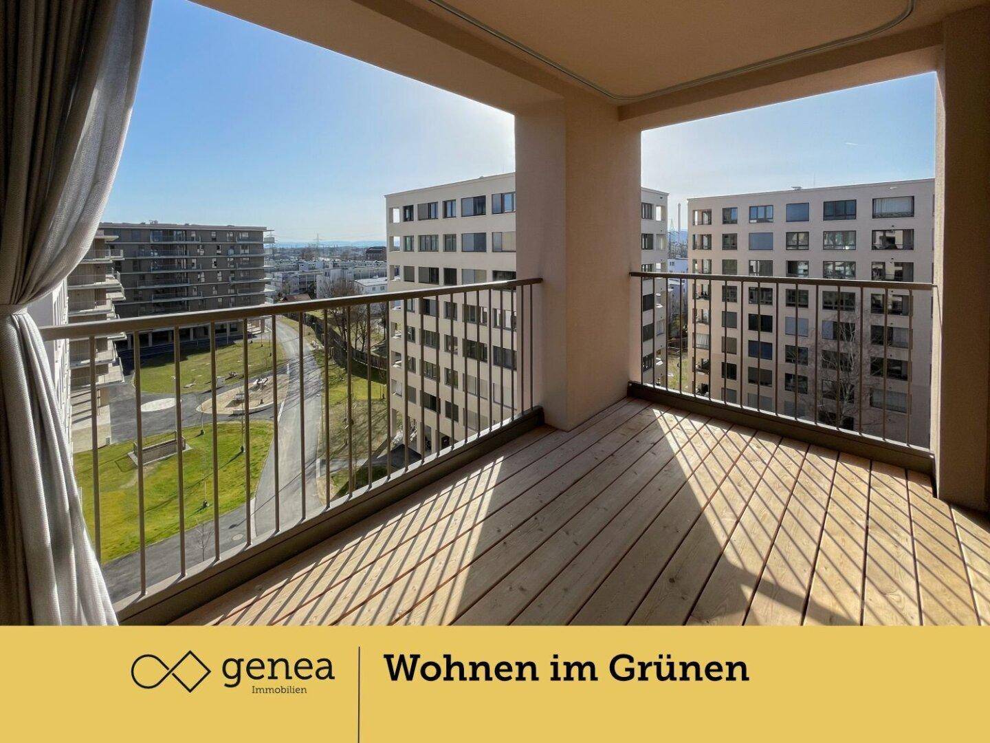 Sonniger Balkon mit Holzboden und Blick auf moderne Gebäude und Grünflächen der Umgebung.