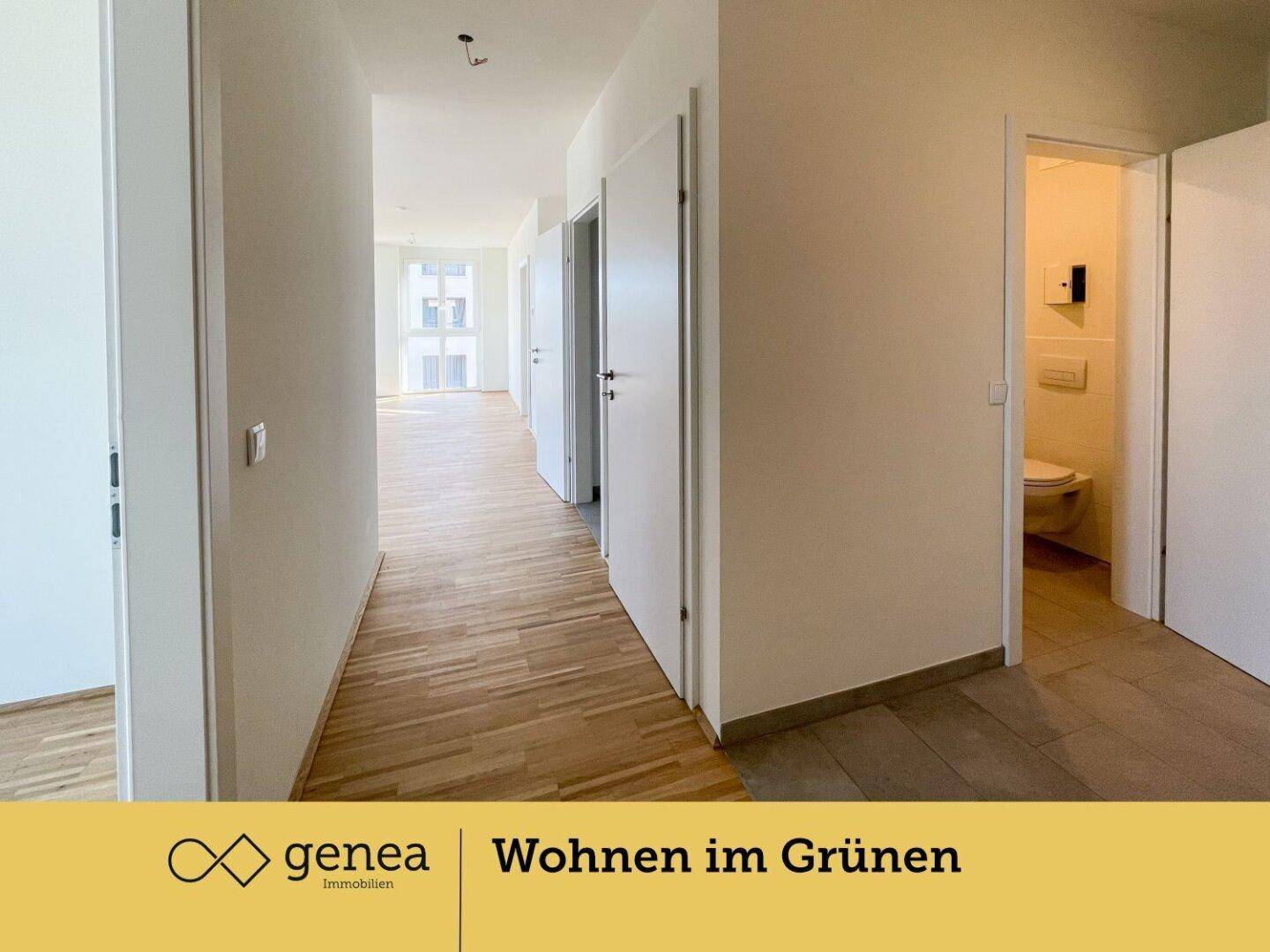 Langer, heller Flur mit Parkettboden und mehreren Türen, die zu den verschiedenen Zimmern führen.