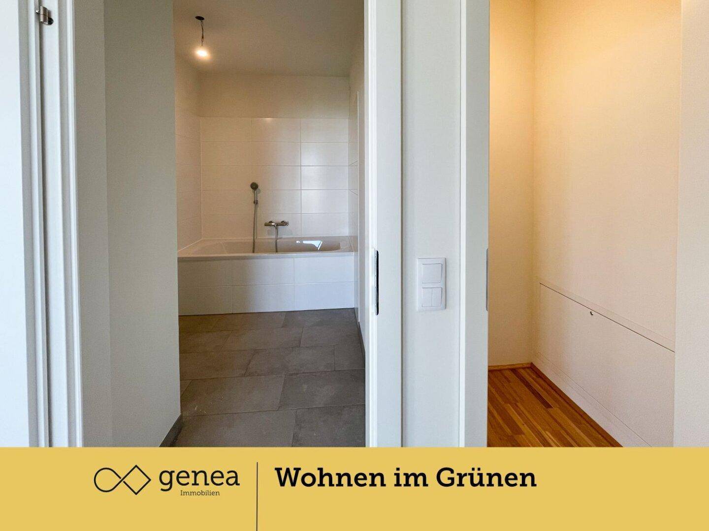 Eingangsbereich zu einem Badezimmer mit Fliesenboden und einem angrenzenden Abstellraum mit Parkett.
