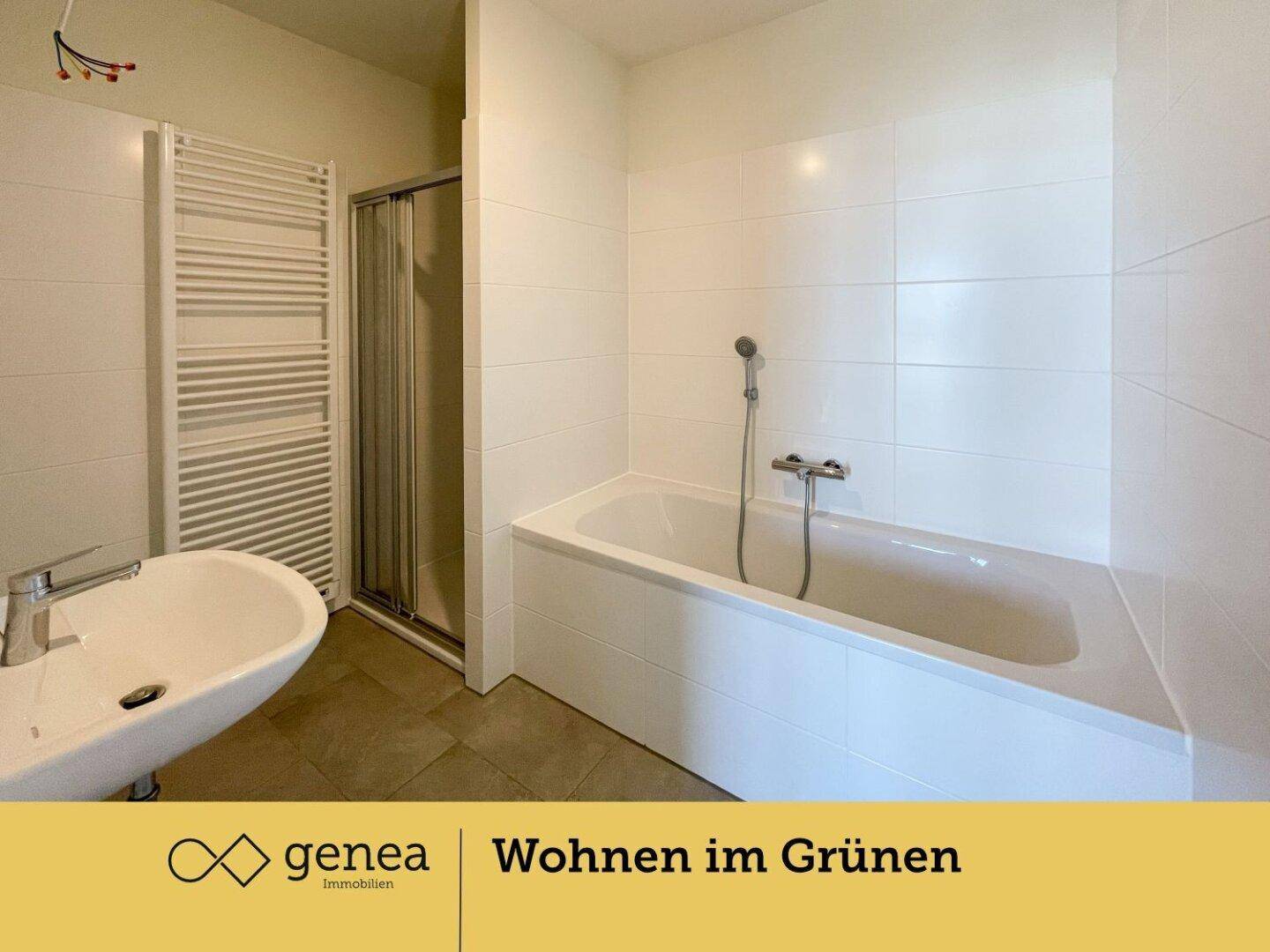 Modernes Badezimmer mit Badewanne, Duschkabine, Waschbecken und einem praktischen Handtuchheizkörper.