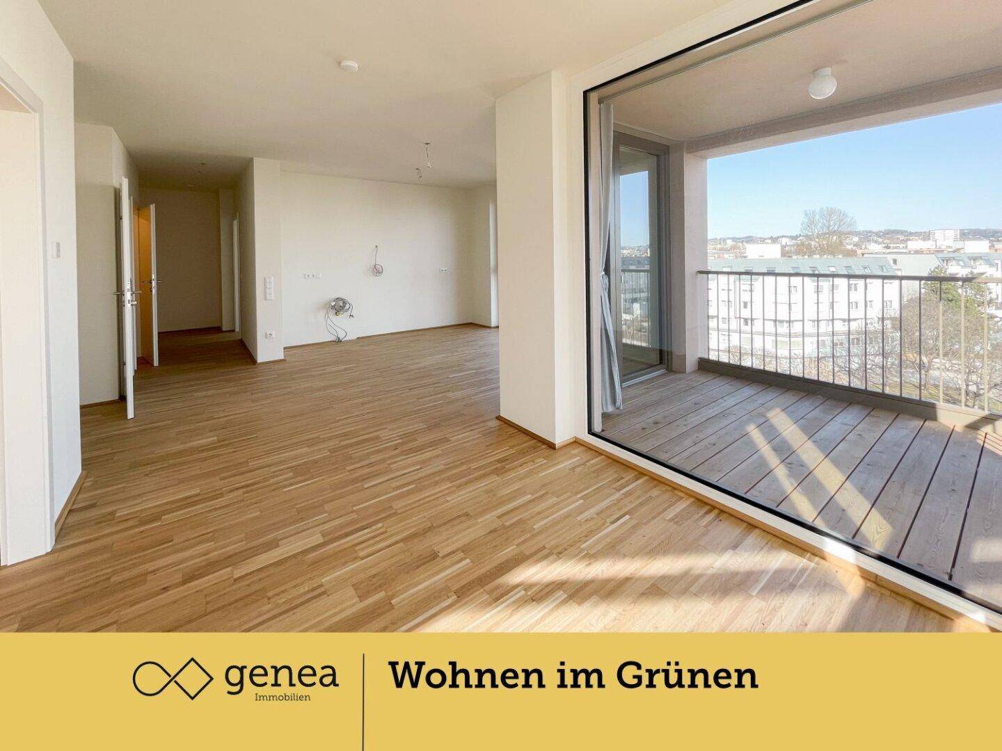 Heller Wohnbereich mit Parkettboden und einer großen Glasfront, die Zugang zum Balkon bietet.