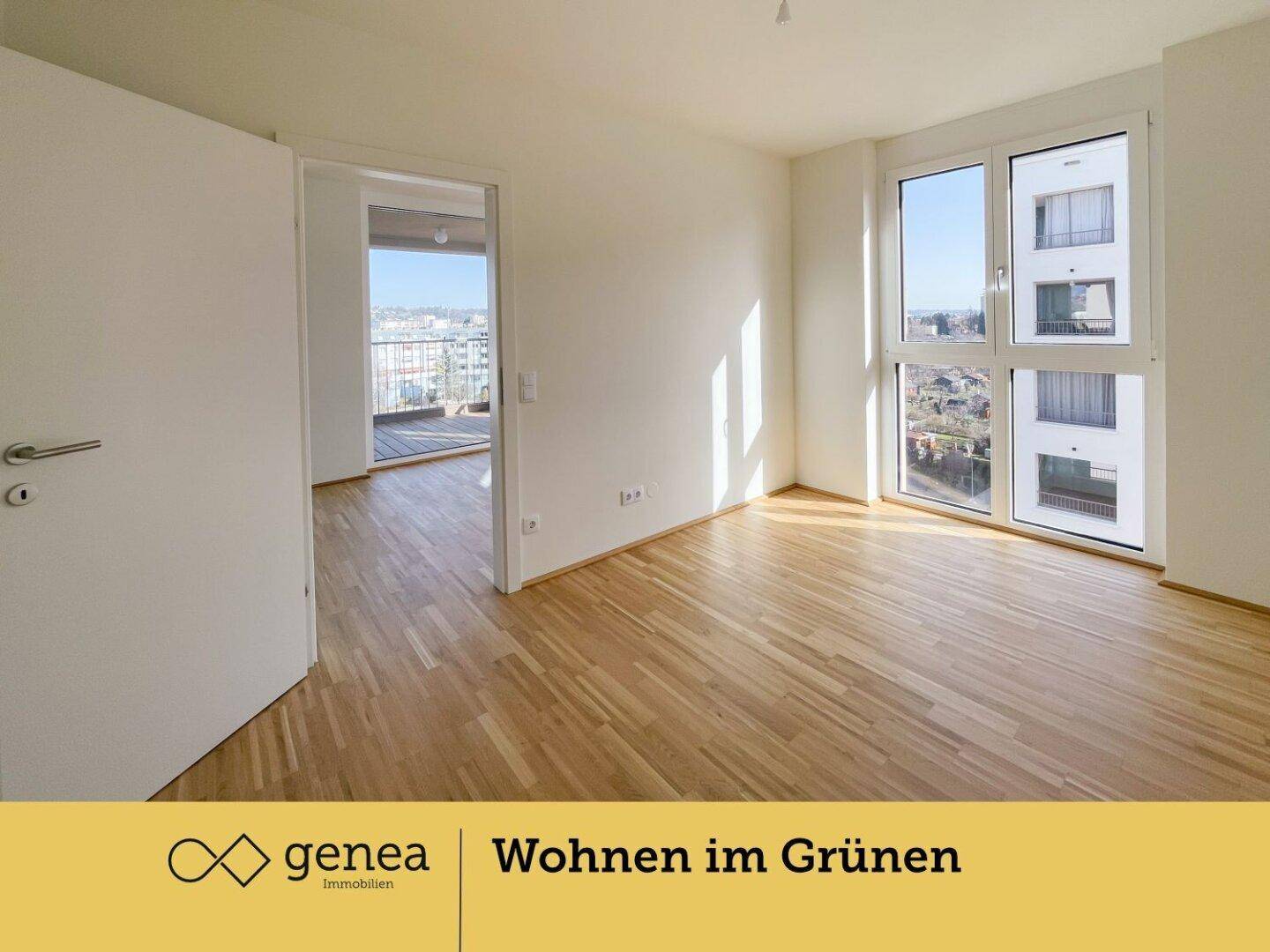 Helles Schlafzimmer mit Parkettboden und großen Fenstern, die einen weiten Blick über die Stadt bieten.