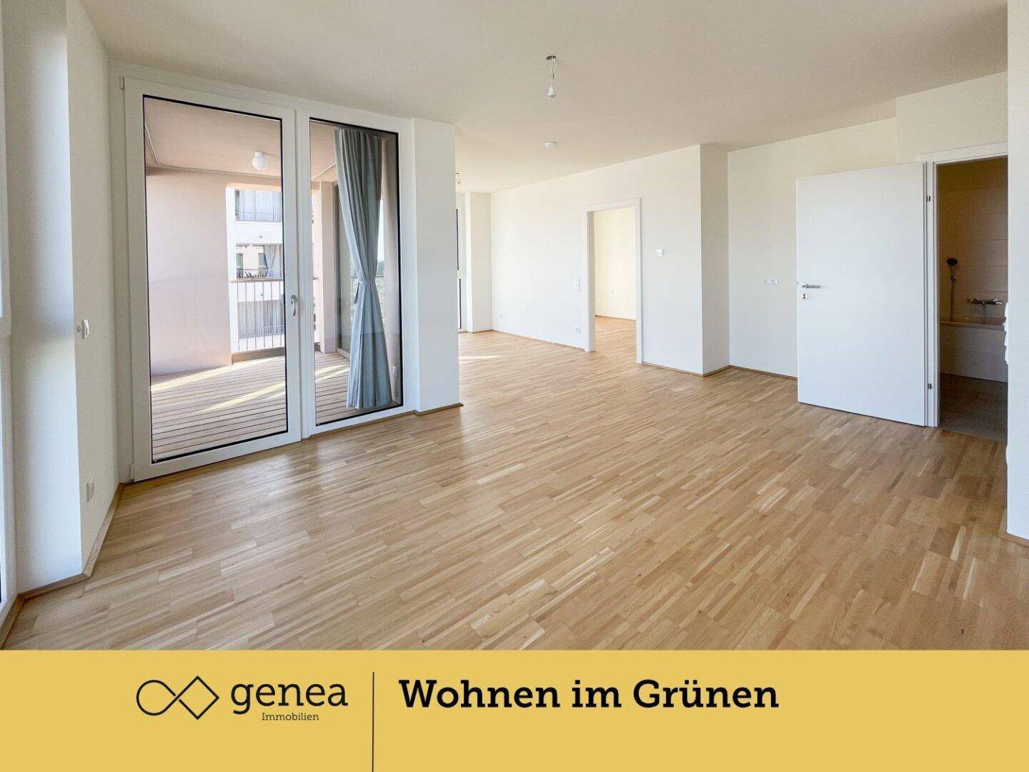 Geräumiger, heller Wohnbereich mit Parkettboden und mehreren Türen, die zu angrenzenden Räumen führen.