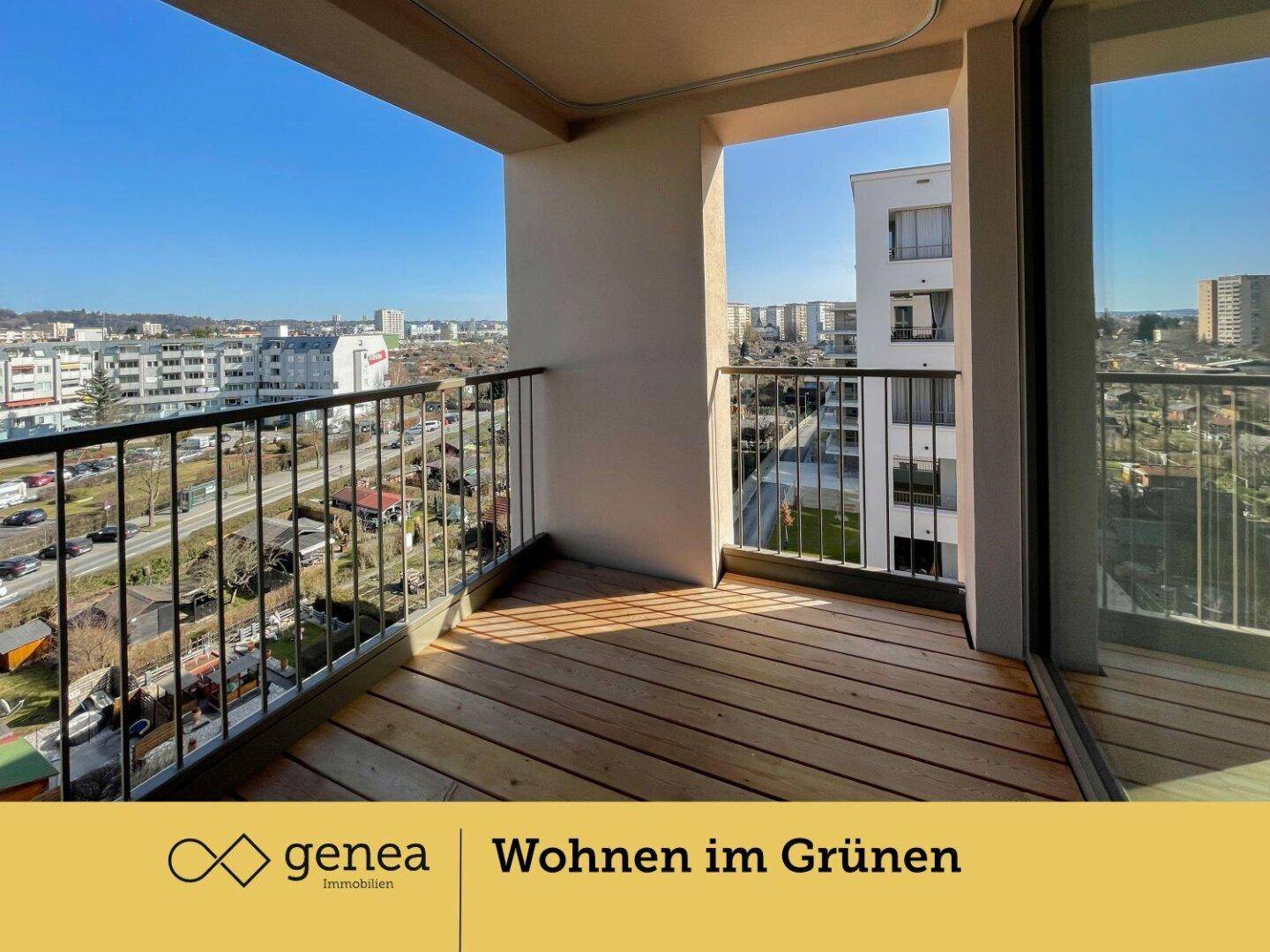 Geräumiger Balkon mit Holzboden und Metallgeländer, der einen weiten Blick über die Stadt ermöglicht.