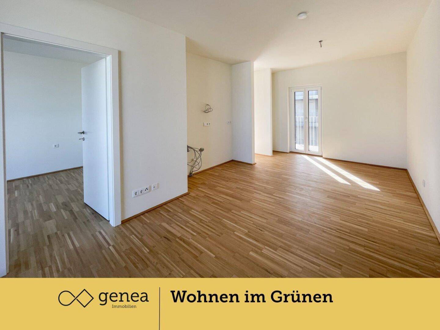 Lichtdurchflutetes Wohnzimmer mit Parkettboden und Zugang zu einem französischen Balkon.