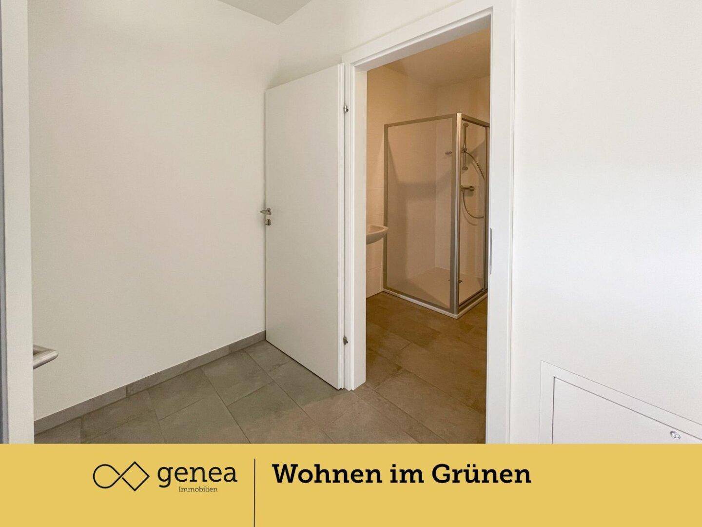 Heller Flur mit Fliesenboden und Zugang zu einem modernen Badezimmer mit Dusche.