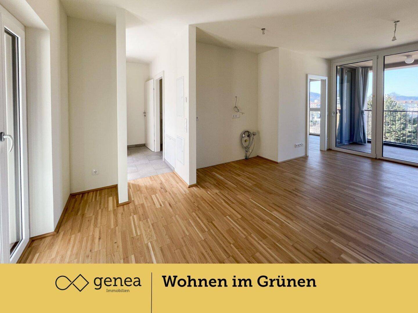 Geräumiges Zimmer mit Holzboden, Zugang zum Flur und einem Balkon.