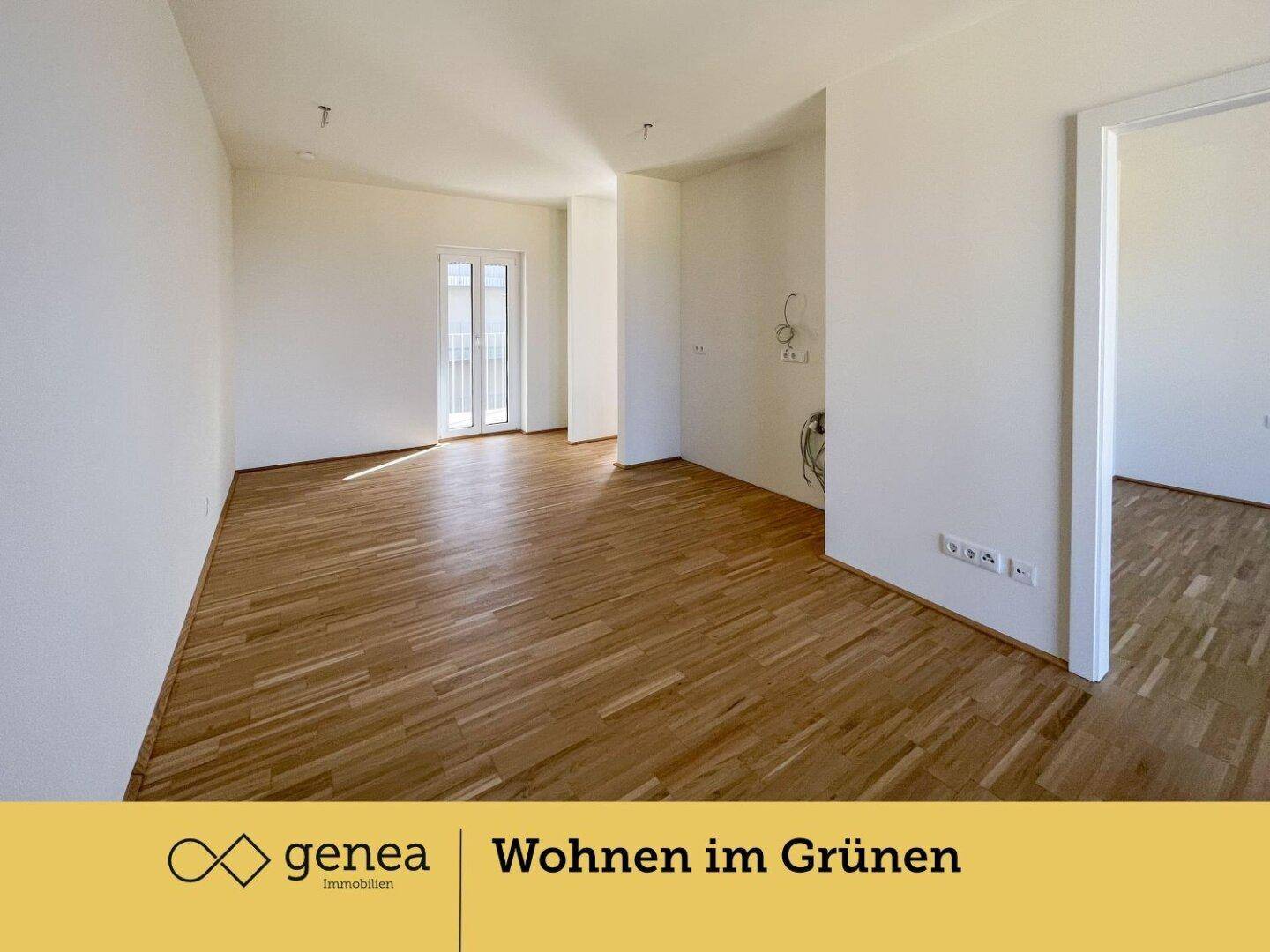 Heller Wohnbereich mit Holzboden und viel Platz für individuelle Gestaltung.
