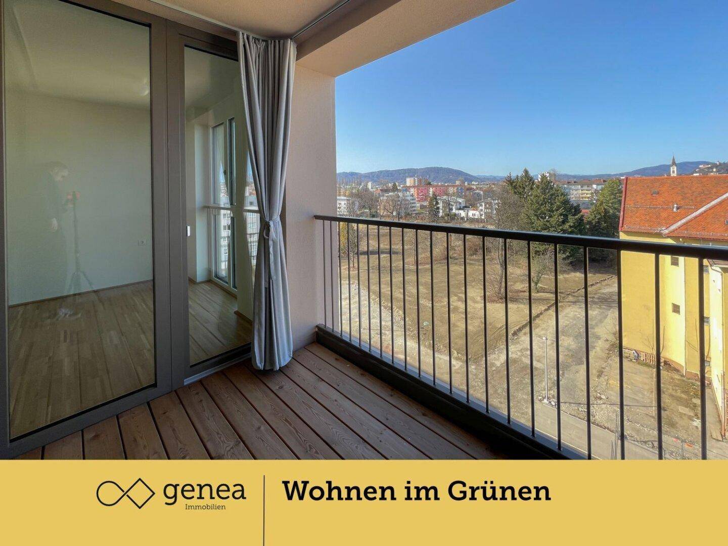 Geräumiger Balkon mit Holzboden und weitem Blick über die Stadt und Umgebung.