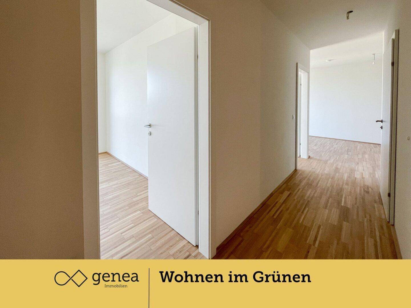 Geräumiger Flur mit Holzparkettboden, der zu weiteren hellen Zimmern führt.