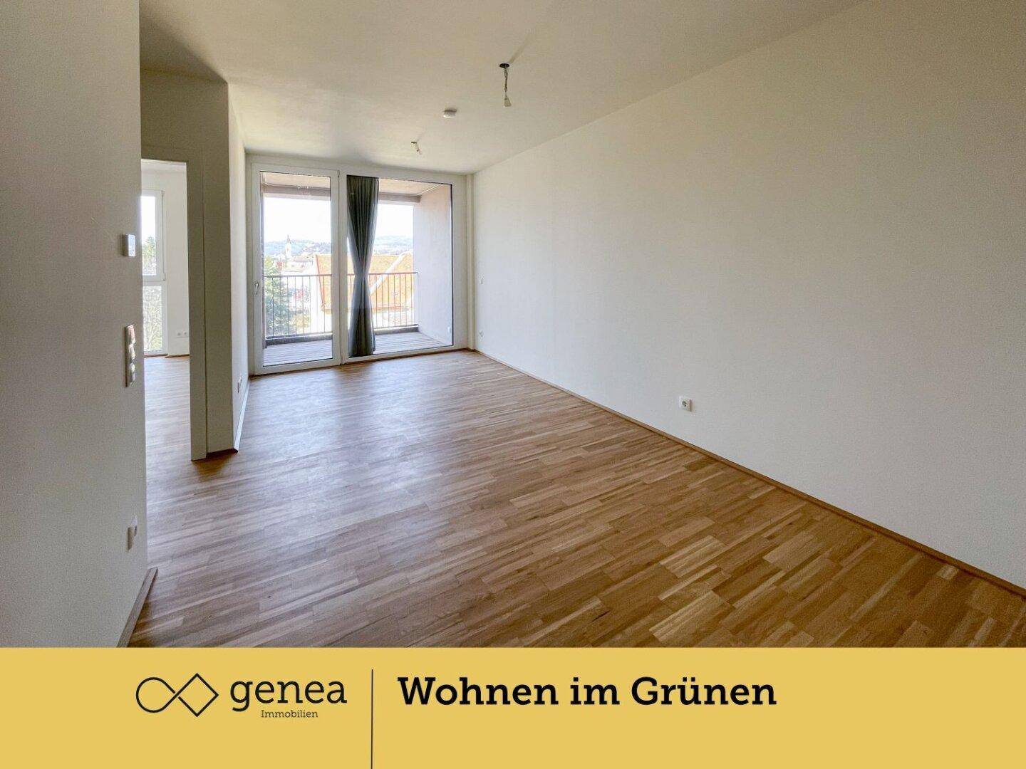 Heller Wohnbereich mit Parkettboden und Zugang zu einem Außenbereich.