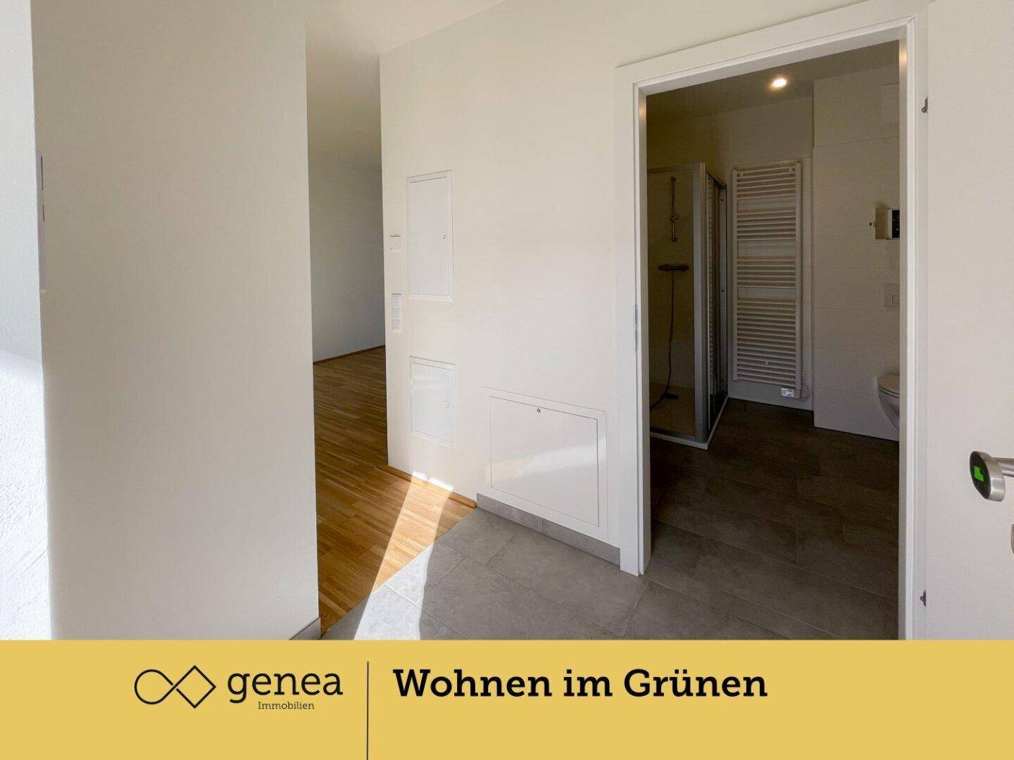 Heller Flurbereich mit Fliesenboden und Zugang zu einem modernen Badezimmer mit Dusche.