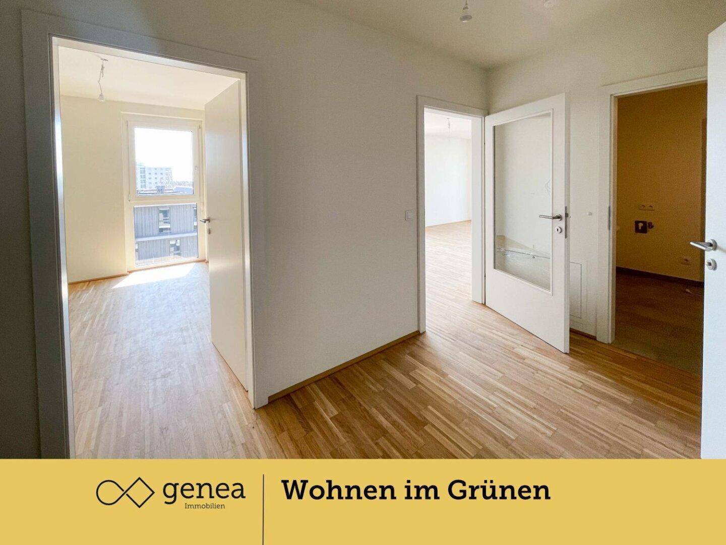 Heller Flur mit Parkettboden, der zu verschiedenen Zimmern der Wohnung führt.