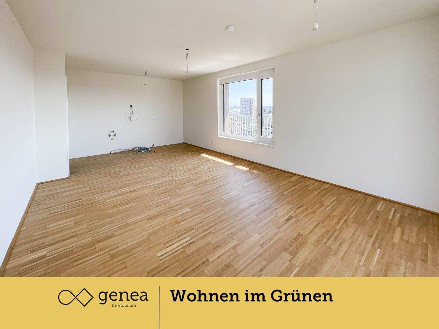 Heller Wohnbereich mit Parkettboden und weitem Blick durch das große Fenster.