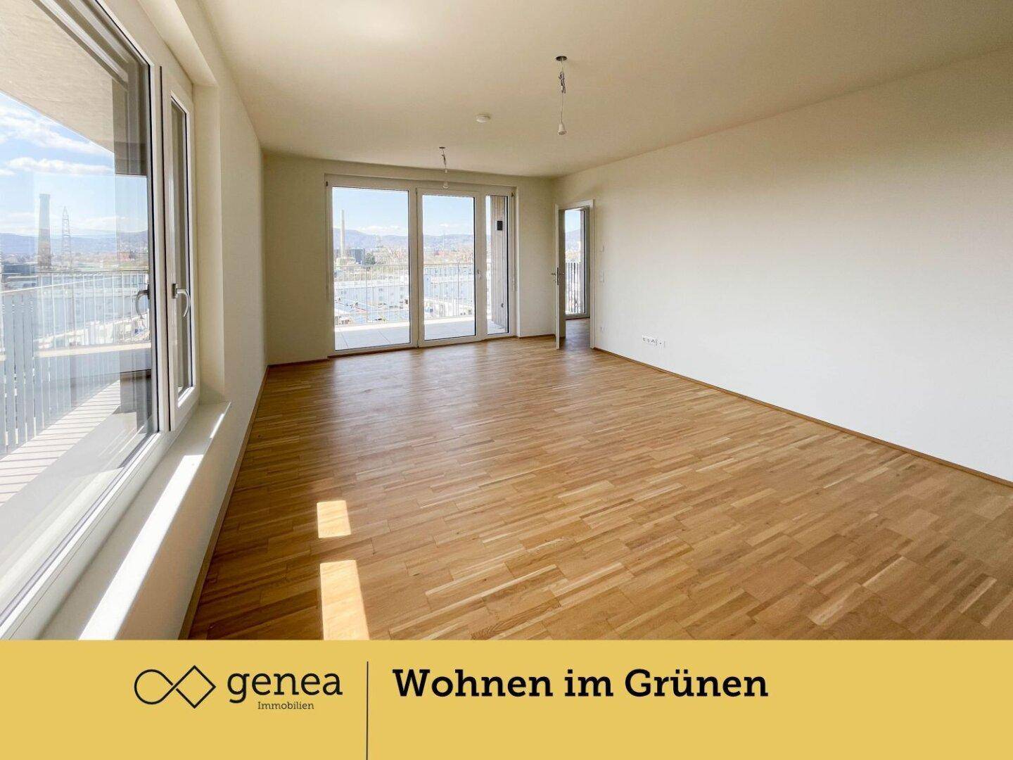 Geräumiges Wohnzimmer mit Parkettboden und Zugang zu einem sonnigen Balkon.