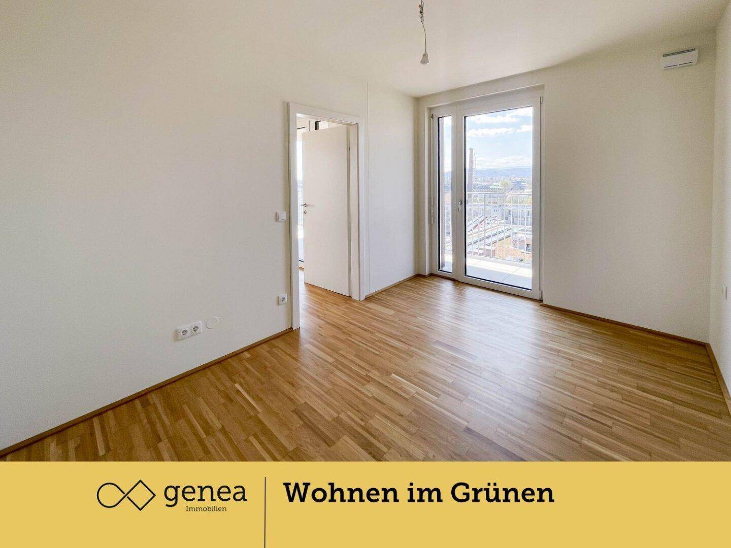 Helles Schlafzimmer mit Parkettboden und Zugang zu einem Balkon oder einer Loggia.
