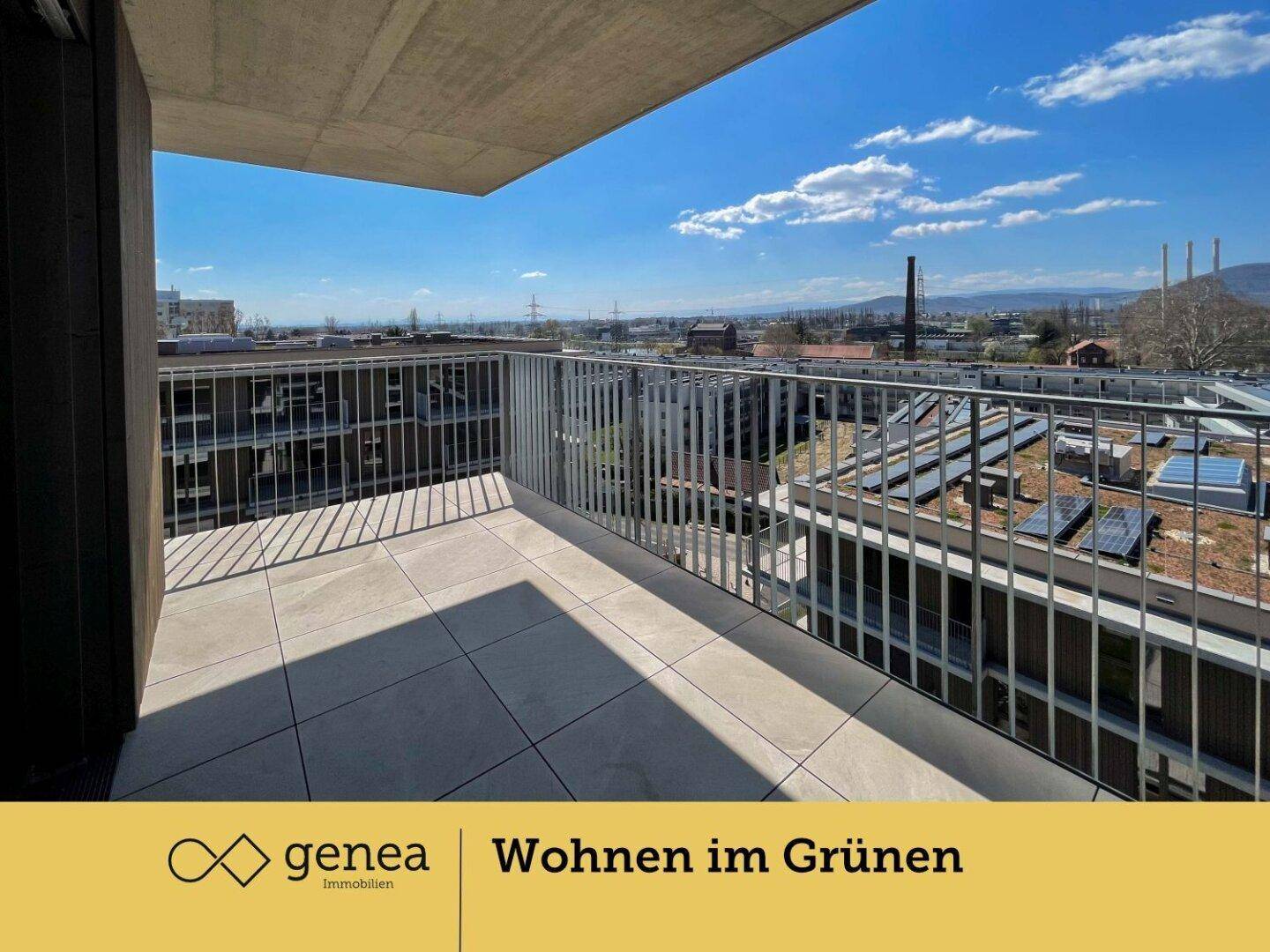 Geräumiger Balkon mit Fliesenboden und Metallgeländer, bietet einen weiten Ausblick.