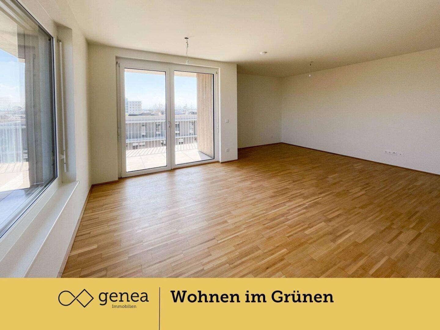 Helles Wohnzimmer mit Parkettboden und Zugang zu einem Balkon mit Stadtblick.