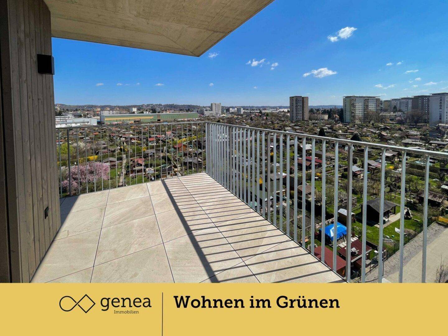 Geräumiger Balkon mit Fliesenboden und weitem Blick über die Stadt und Gärten.