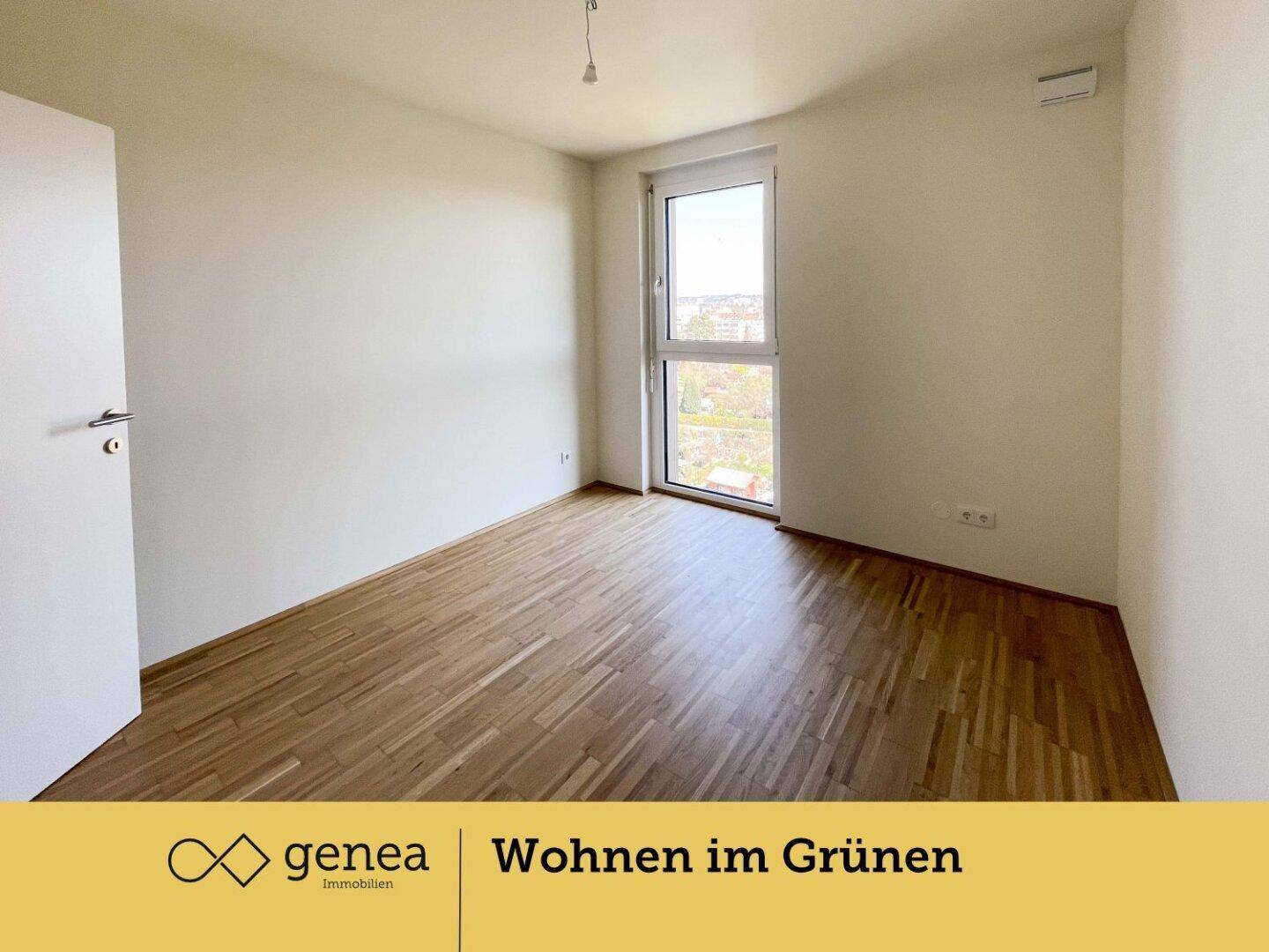 Geräumiges Schlafzimmer mit Parkettboden und Fenster, das viel Licht hereinlässt.