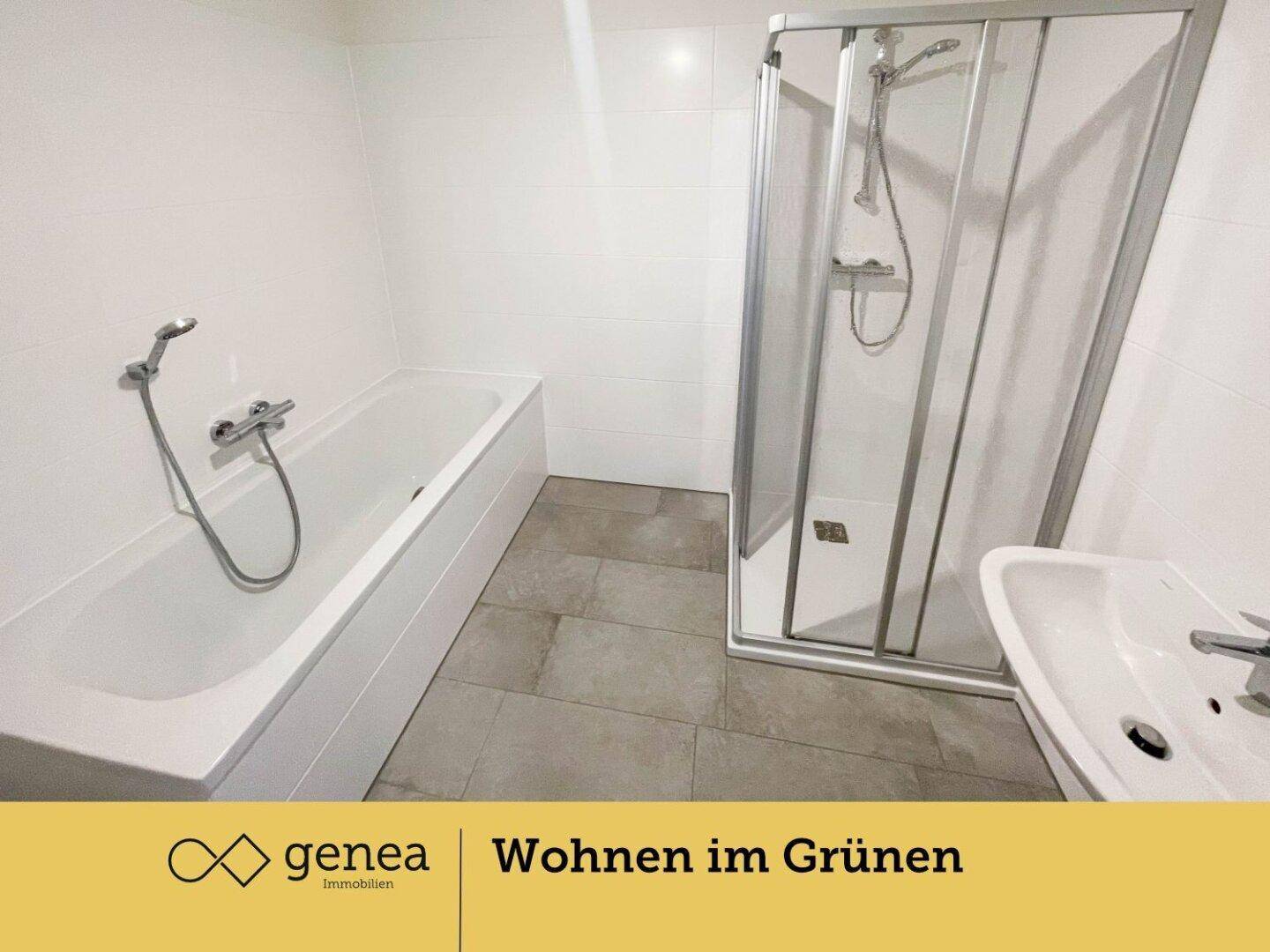 Modernes Badezimmer mit Badewanne, Duschkabine, Waschbecken und grauen Fliesen.