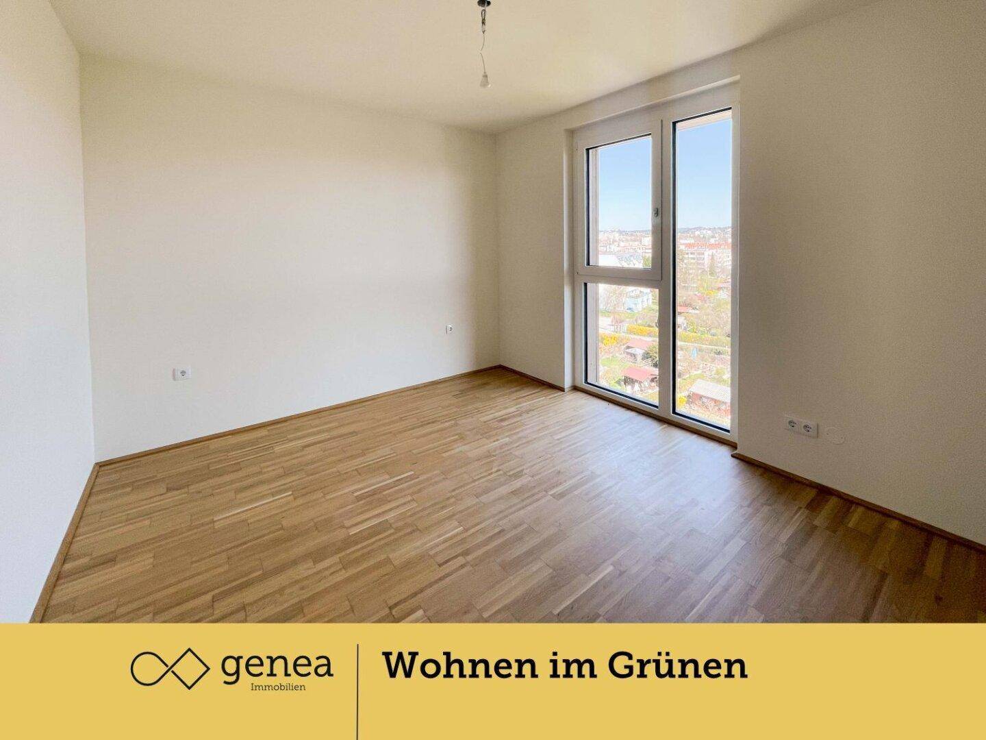 Helles Schlafzimmer mit Parkettboden und bodentiefen Fenstern für optimalen Lichteinfall.