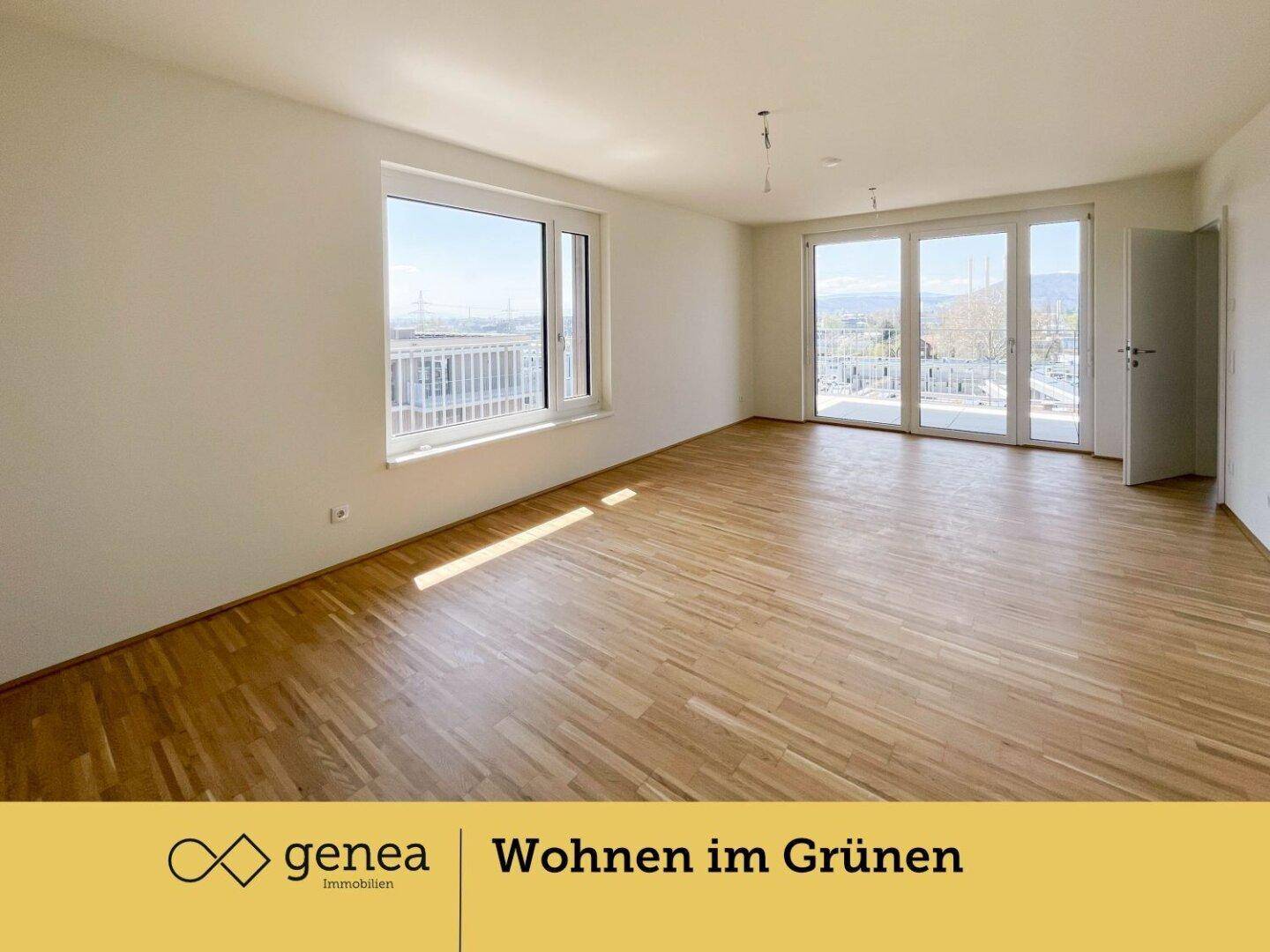 Geräumiges Wohnzimmer mit Holzboden, großen Fenstern und viel Tageslicht.