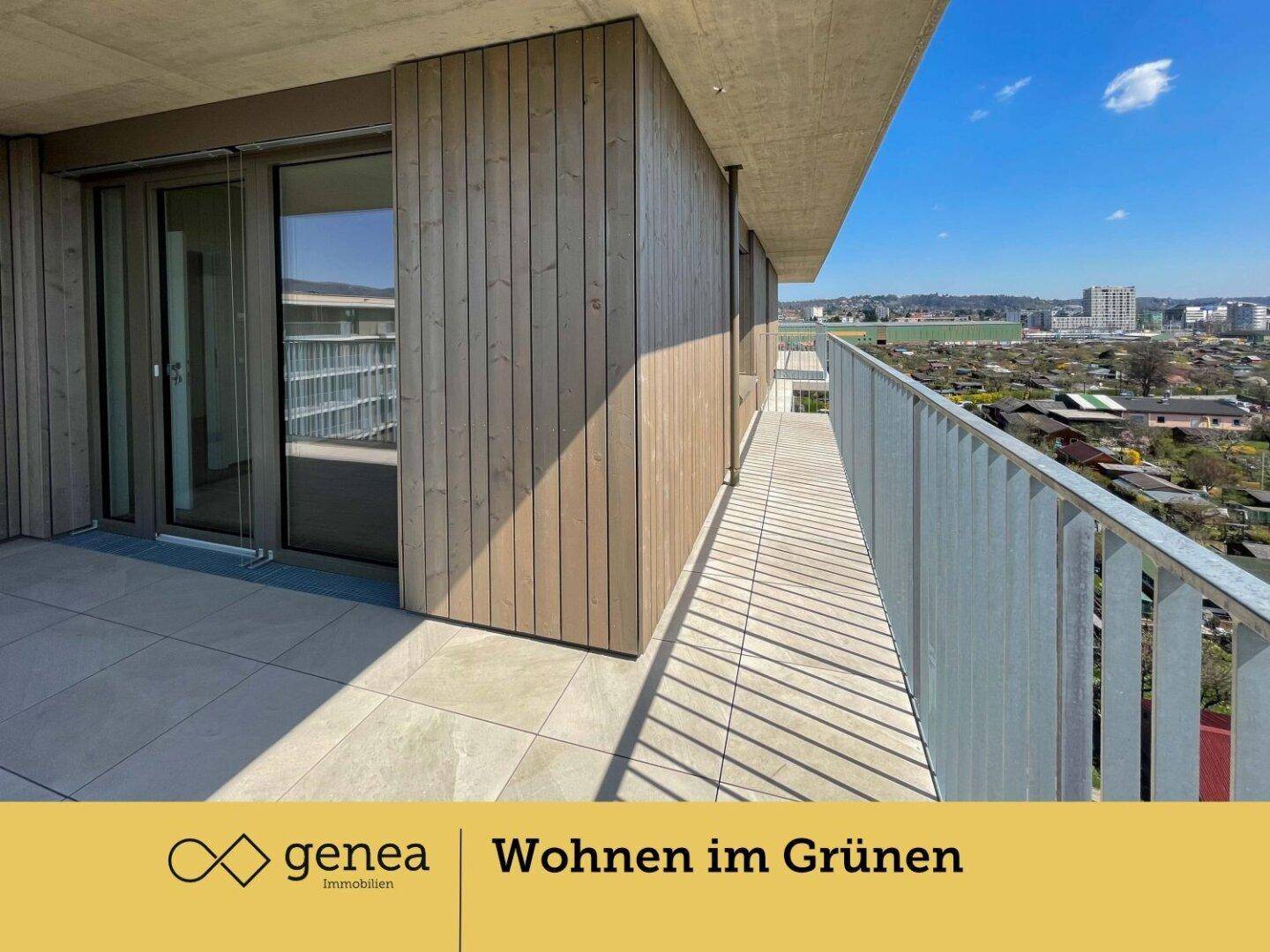 Langer Balkon mit Holzverkleidung an der Fassade und Fliesenboden unter blauem Himmel.