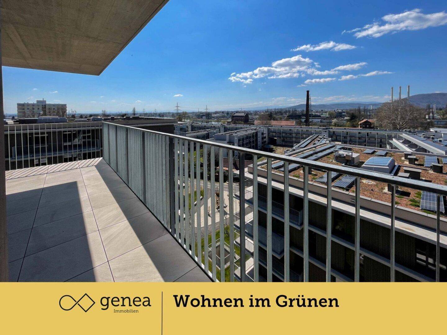 Großer Balkon mit Fliesenboden und Metallgeländer, bietet weite Aussicht auf die Stadt.