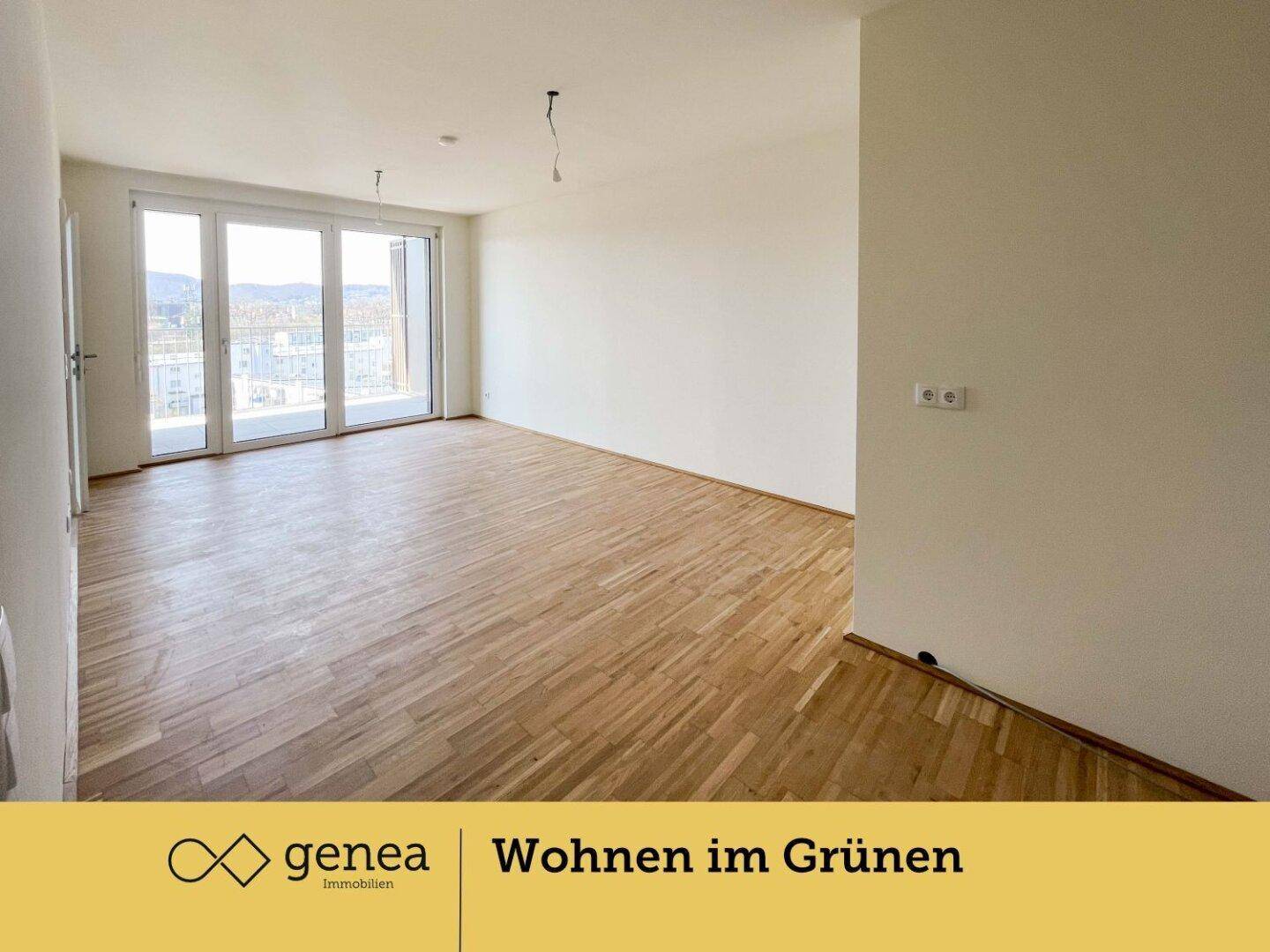 Geräumiges Wohnzimmer mit hellem Parkettboden und großen Fenstern, die viel Tageslicht hereinlassen.