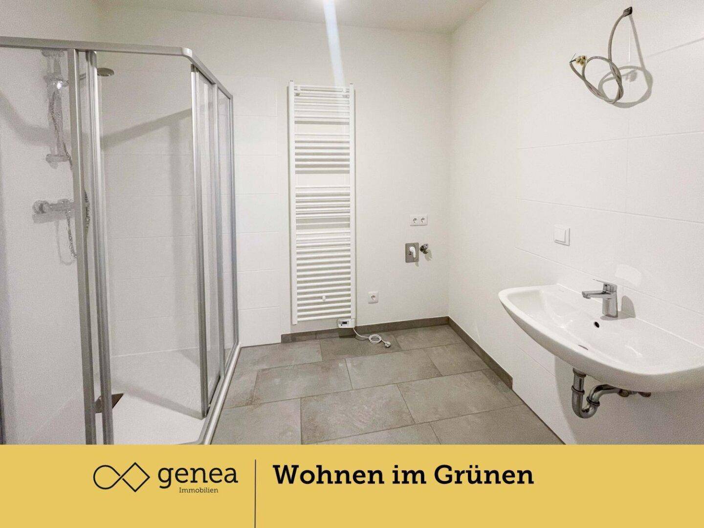 Modernes Badezimmer mit ebenerdiger Dusche, Waschbecken und beheiztem Handtuchhalter.