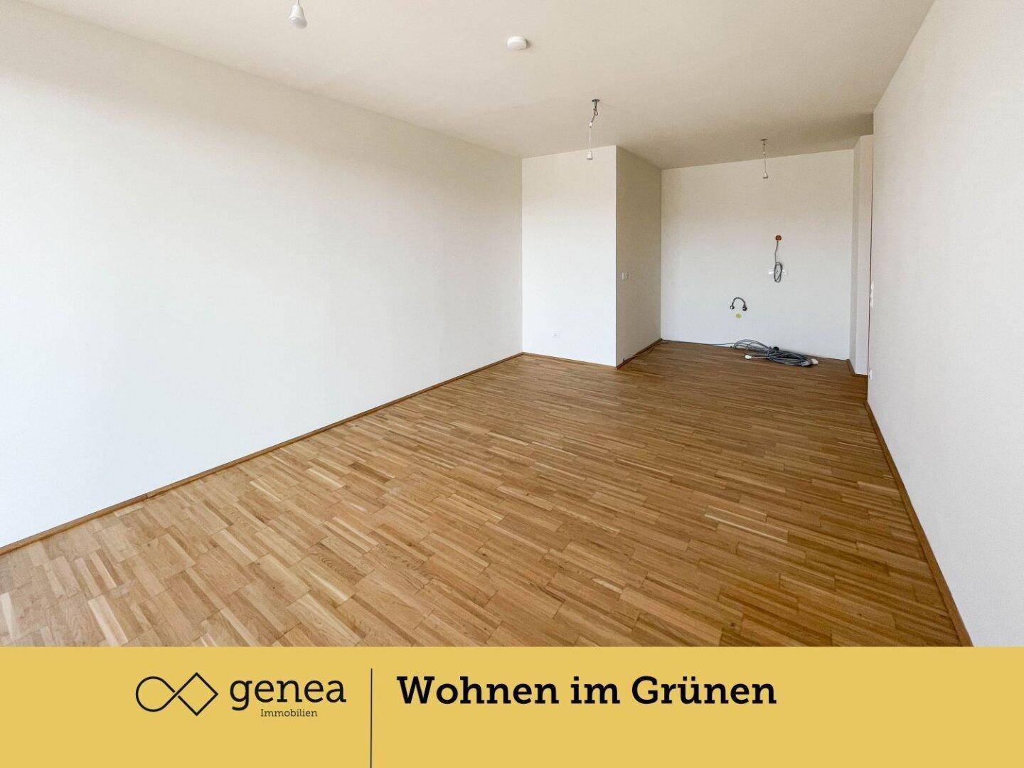 Heller, leerer Raum mit Parkettboden und weißen Wänden, bereit für die individuelle Gestaltung.