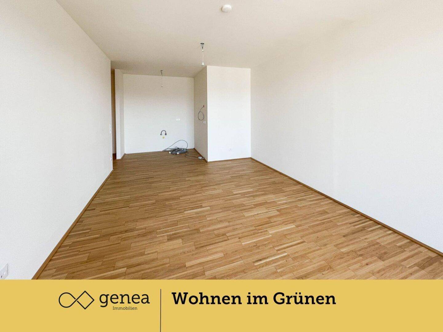 Leerer, heller Raum mit Holzparkettboden und weißen Wänden, bereit für die Einrichtung.