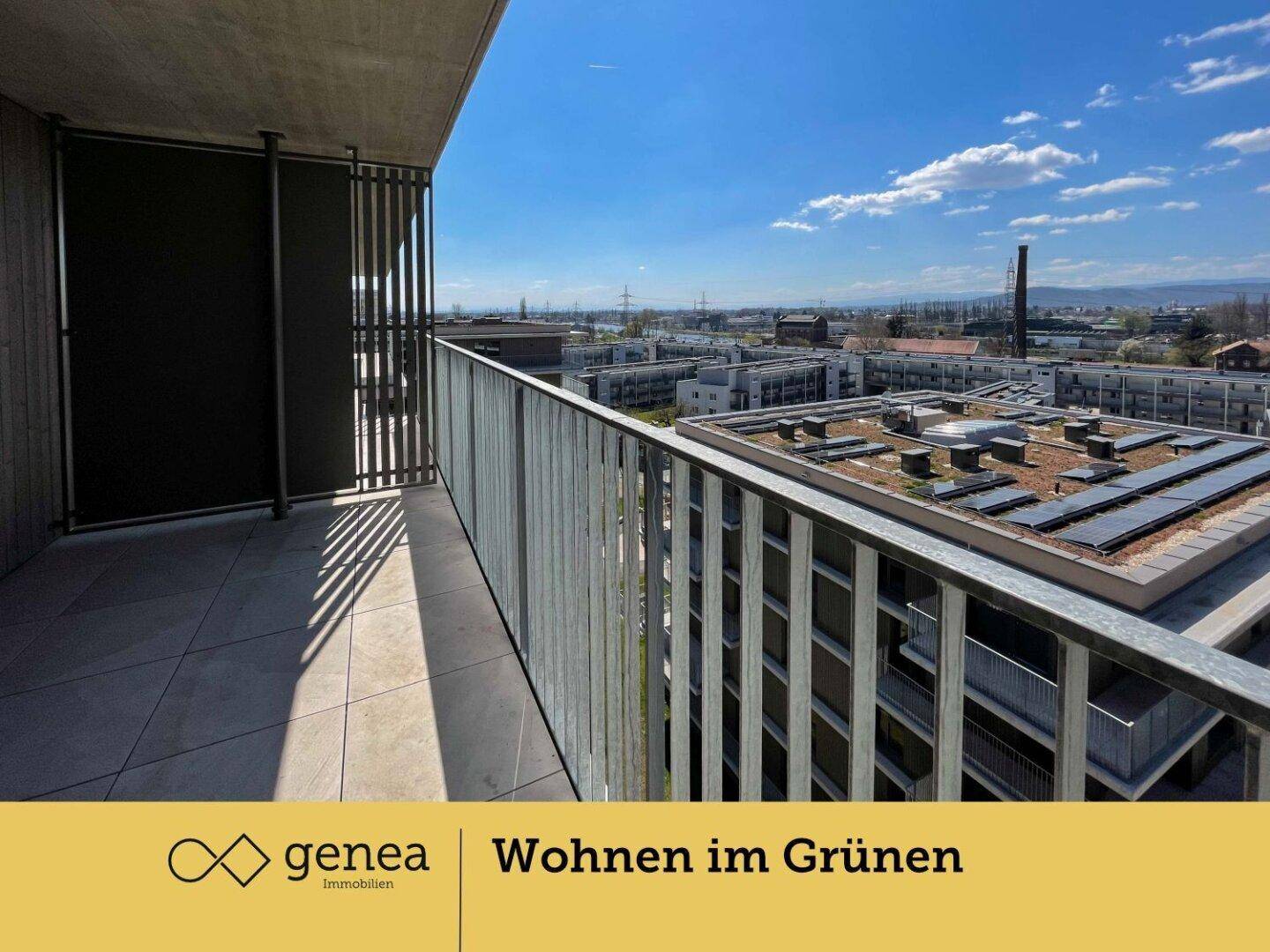 Balkon mit Fliesenboden und Metallgeländer, bietet einen weiten Blick über die Stadtlandschaft.