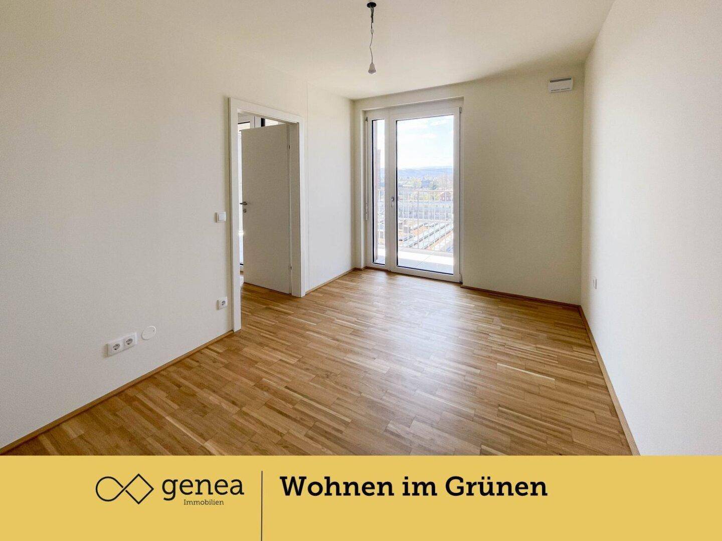 Helles Schlafzimmer mit Holzparkettboden und Zugang zu einem Balkon durch eine Glastür.