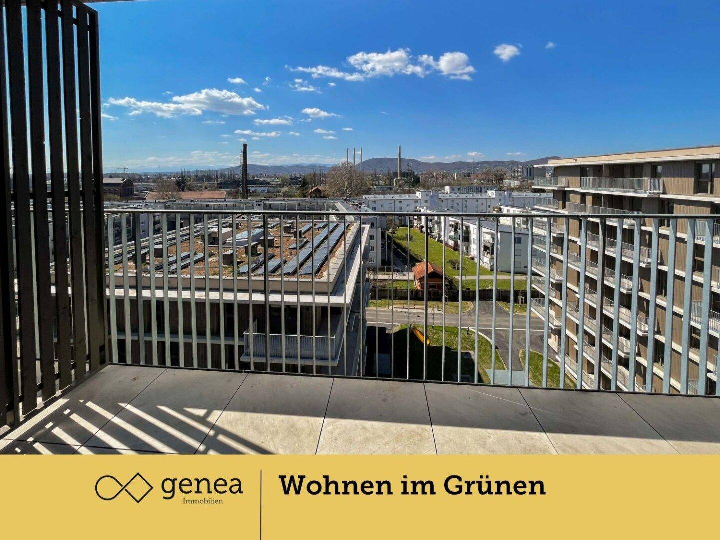 Geräumiger Balkon mit Fliesenboden und Panoramablick auf die umliegende Stadt und Dächer.