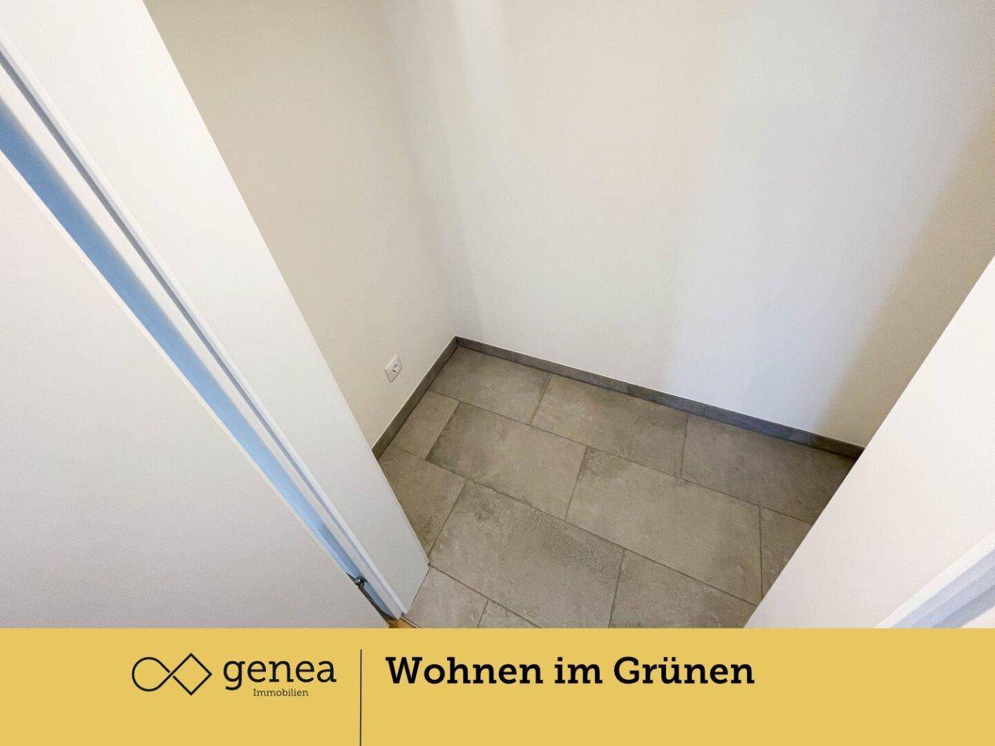 Kleiner Abstellraum mit Fliesenboden und weißen Wänden, ideal für zusätzlichen Stauraum.