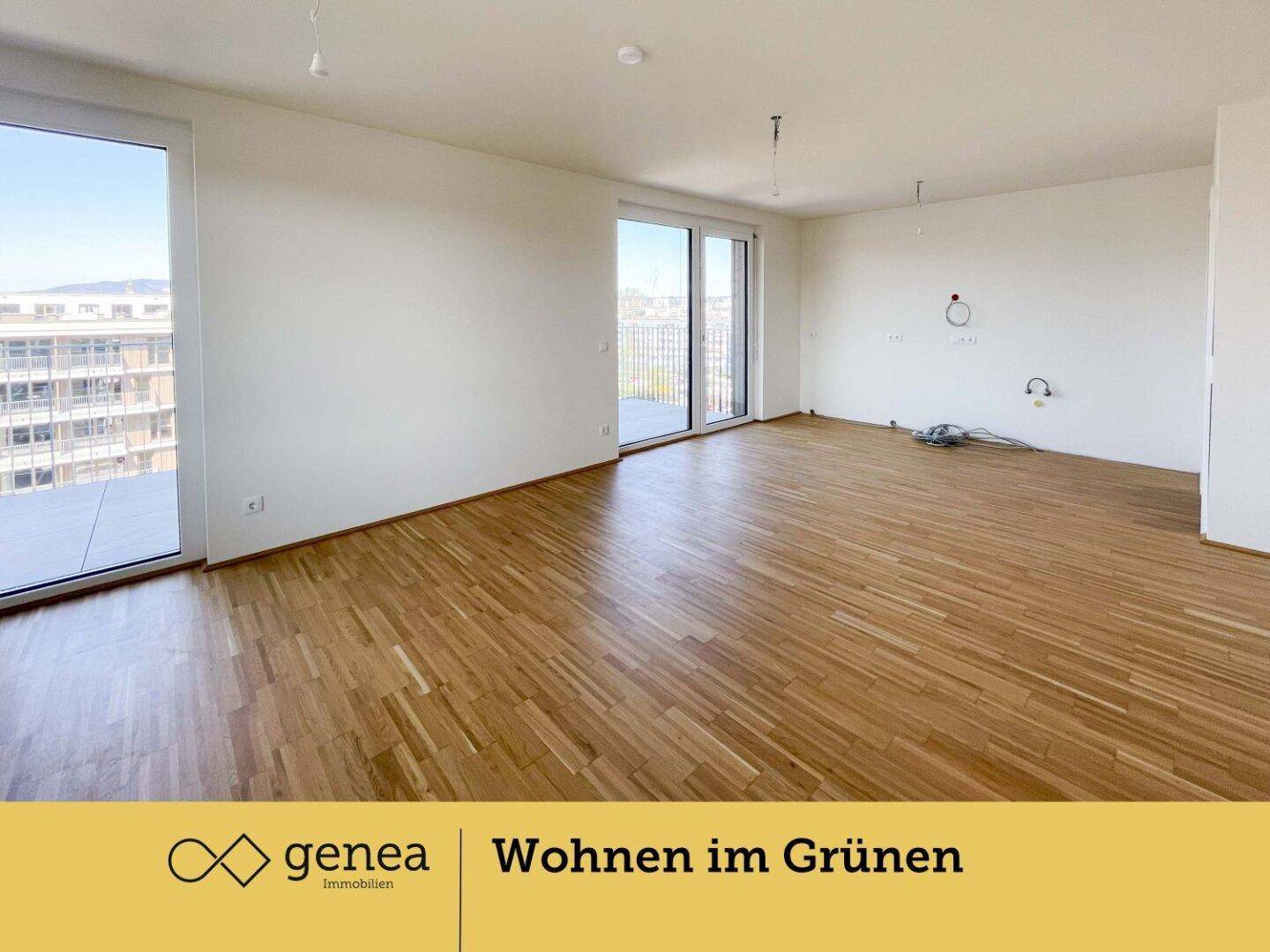 Geräumiges, leeres Wohnzimmer mit Parkettboden, großen Schiebetüren und viel Tageslicht.