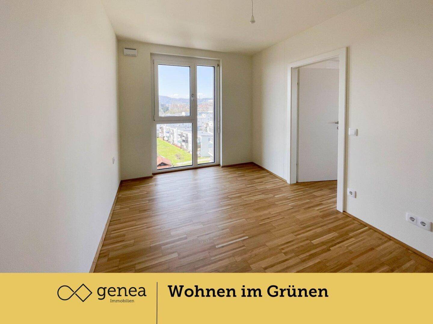 Leeres Schlafzimmer mit Parkettboden und einem großen Fenster, das einen weiten Blick bietet.