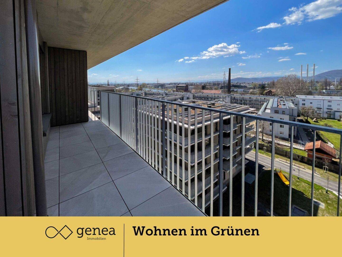 Geräumiger Balkon mit Fliesenboden und Metallgeländer, bietet einen weiten Blick über die Stadt.