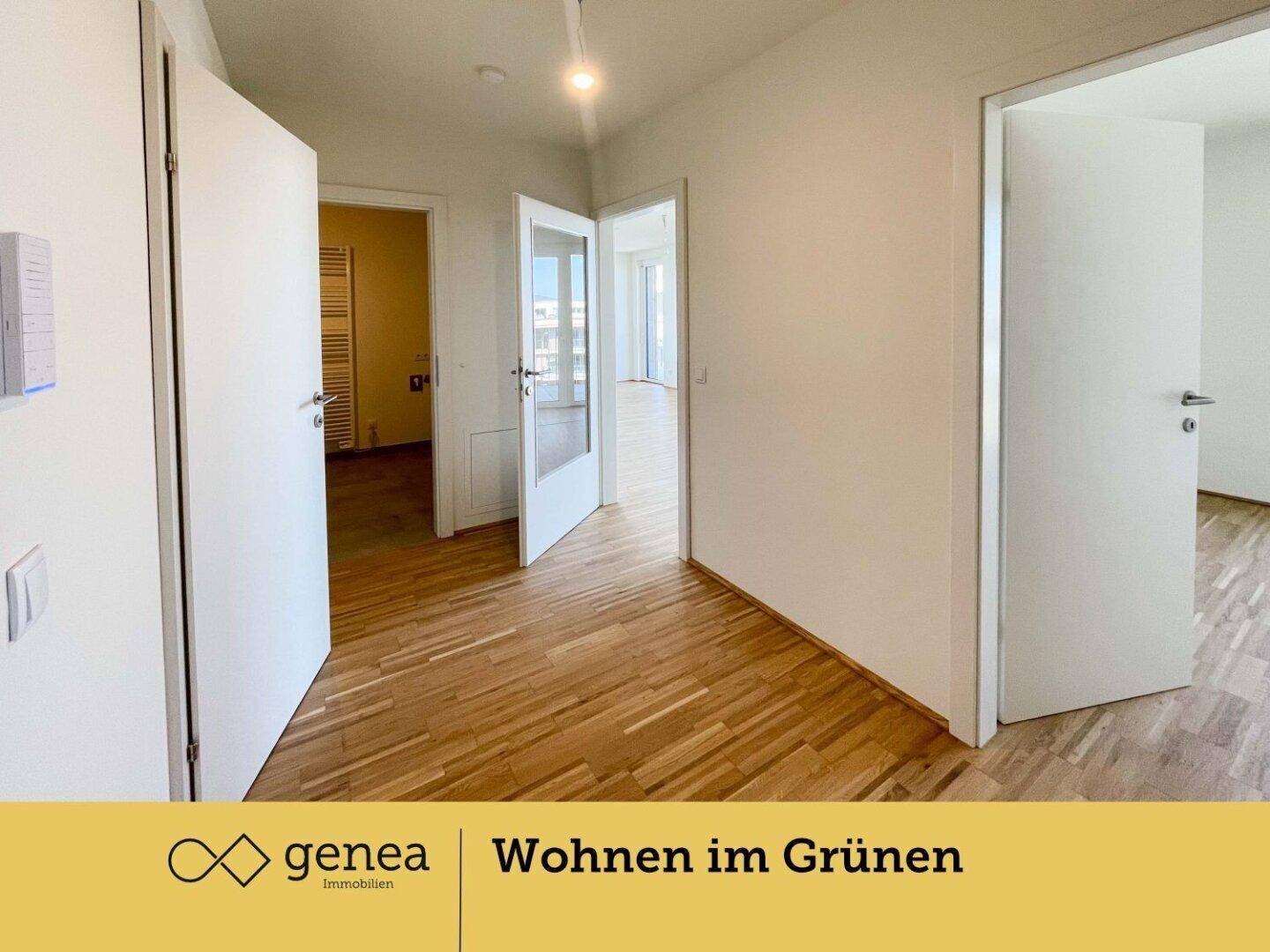 Heller Flur mit Parkettboden und mehreren Türen, die zu den verschiedenen Räumen führen.