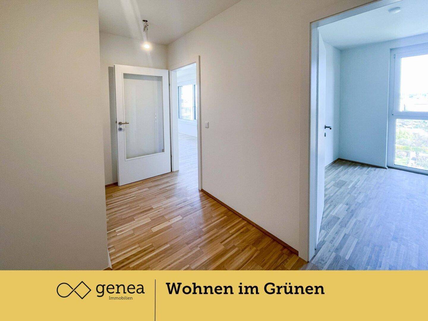 Heller Flur mit Parkettboden und weißen Wänden, der zu verschiedenen Räumen führt.