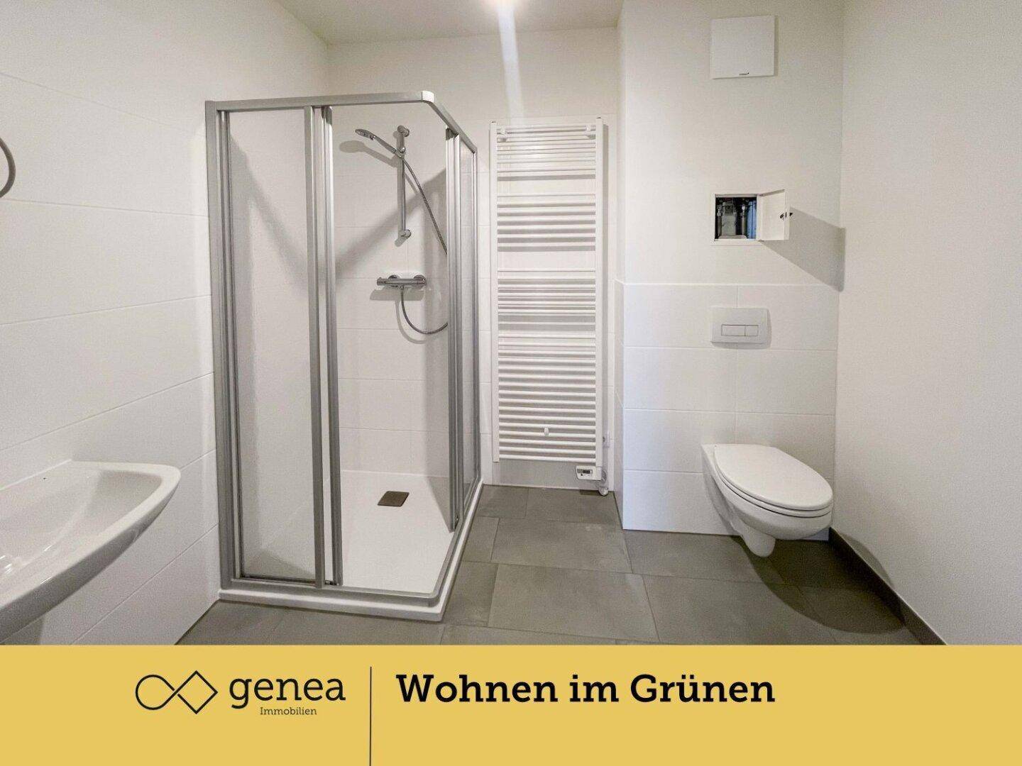 Modernes Badezimmer mit Duschkabine, wandhängendem WC, Waschbecken und Handtuchheizkörper.