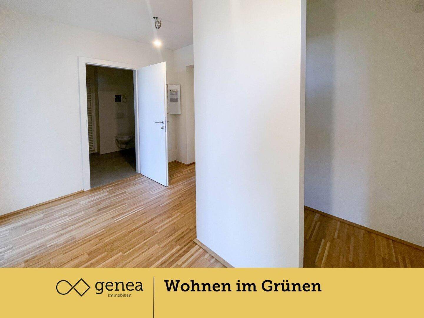 Übergangsbereich mit Parkettboden und Zugang zu einem Badezimmer, alles in hellem Zustand.