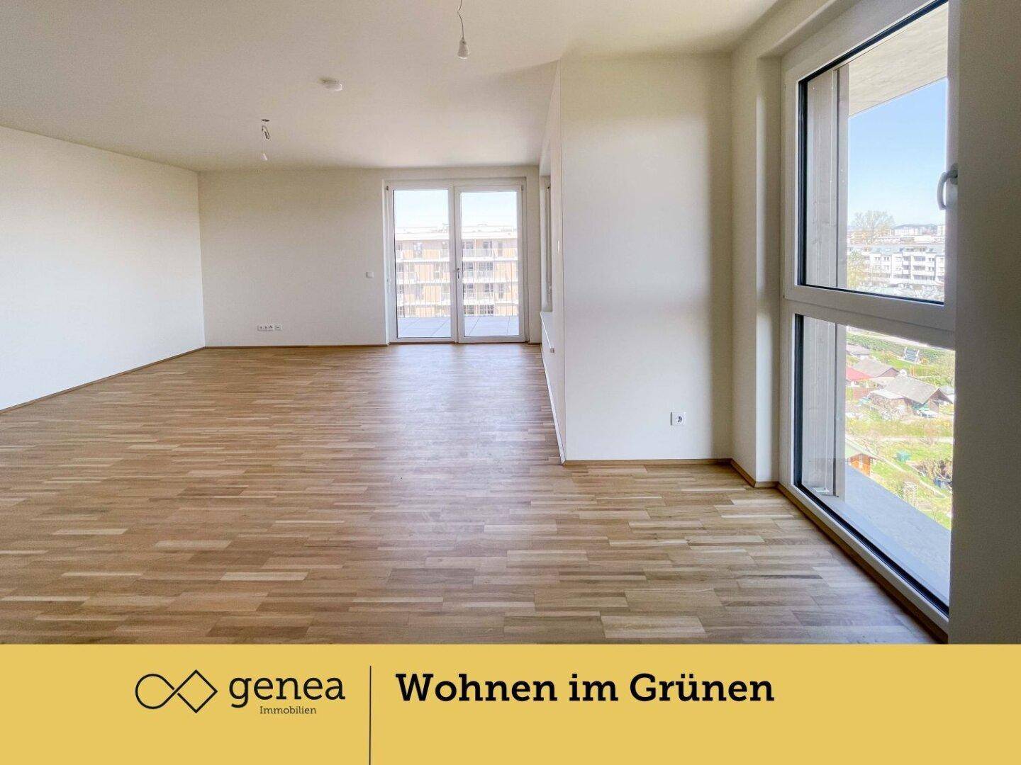 Heller, leerer Wohnraum mit Parkettboden und großen Fenstern, die viel Tageslicht hereinlassen.