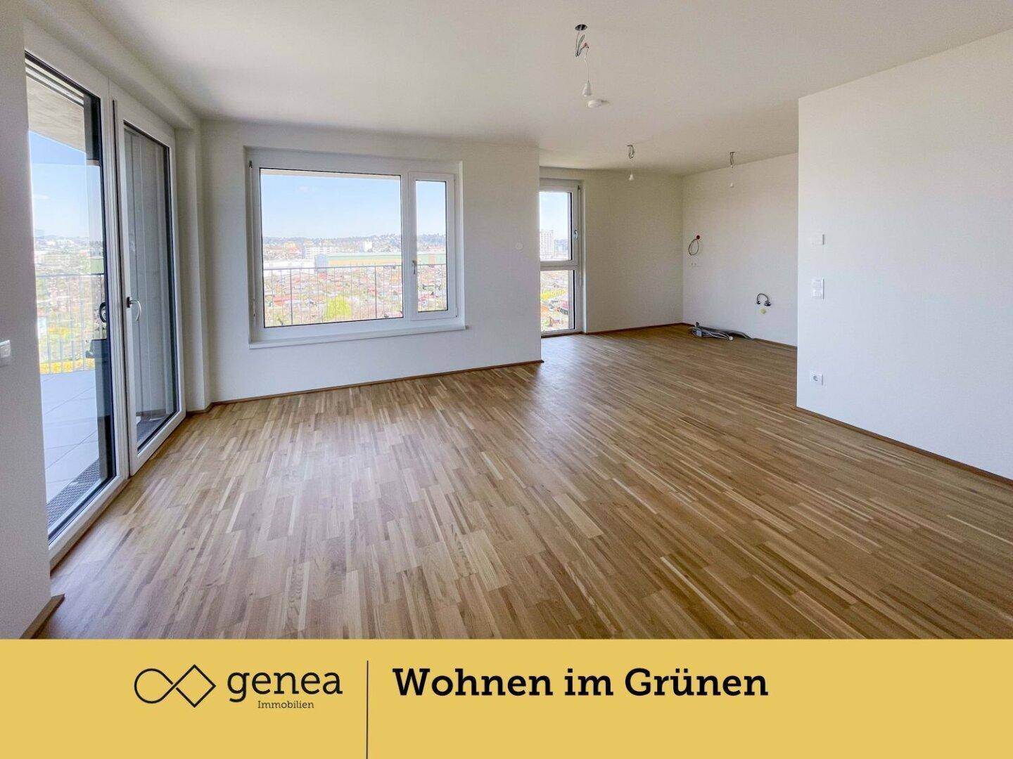 Geräumiger, heller Wohnraum mit Parkettboden und mehreren großen Fenstern für viel Tageslicht.